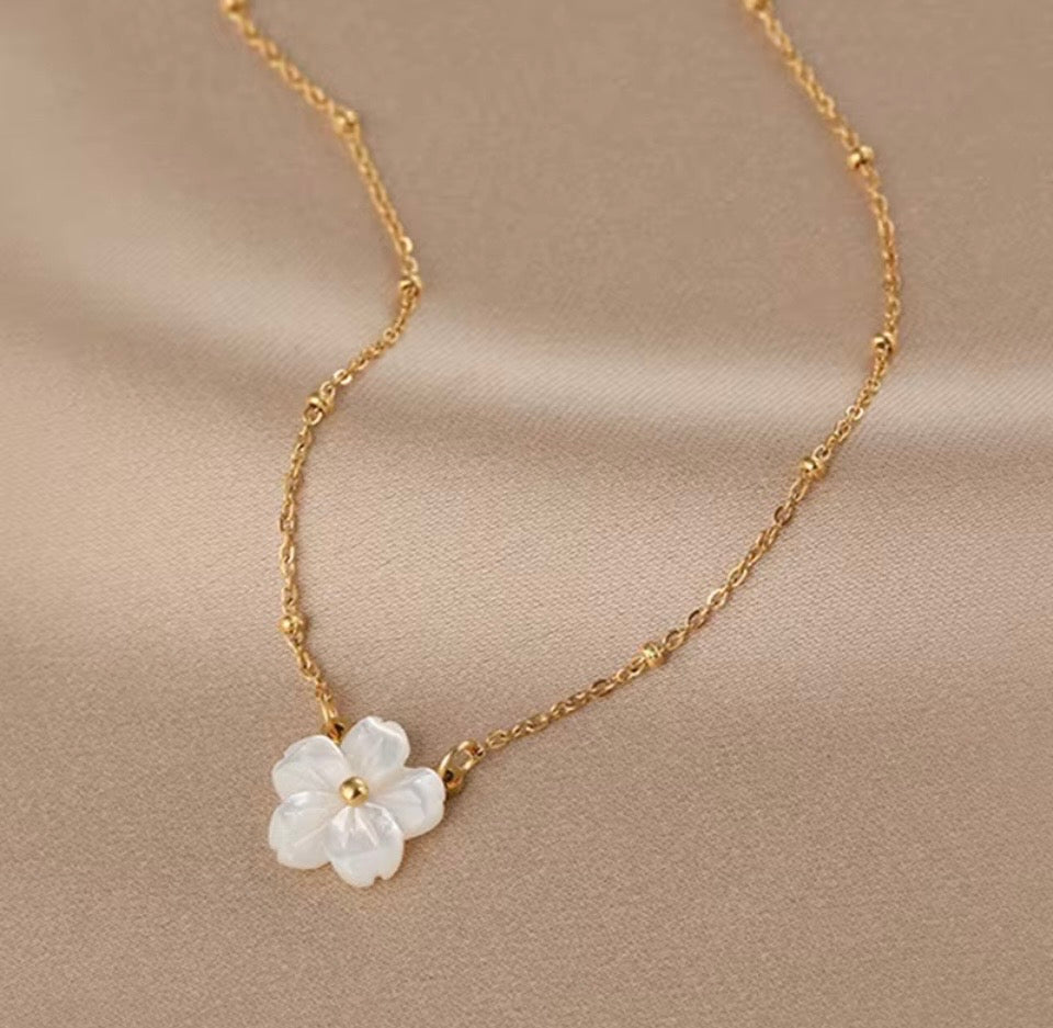 FLOWER SHELL AND 18k GOLD BEAD NECKLACE