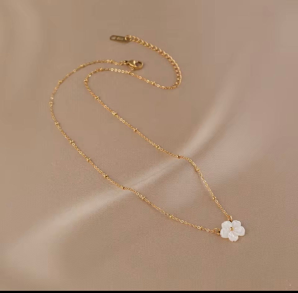 FLOWER SHELL AND 18k GOLD BEAD NECKLACE