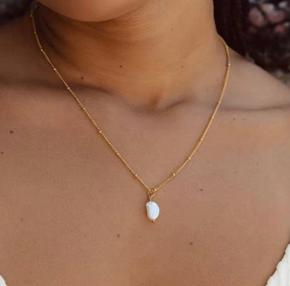 FRESHWATER PEARL AND GOLD BEADED NECKLACE