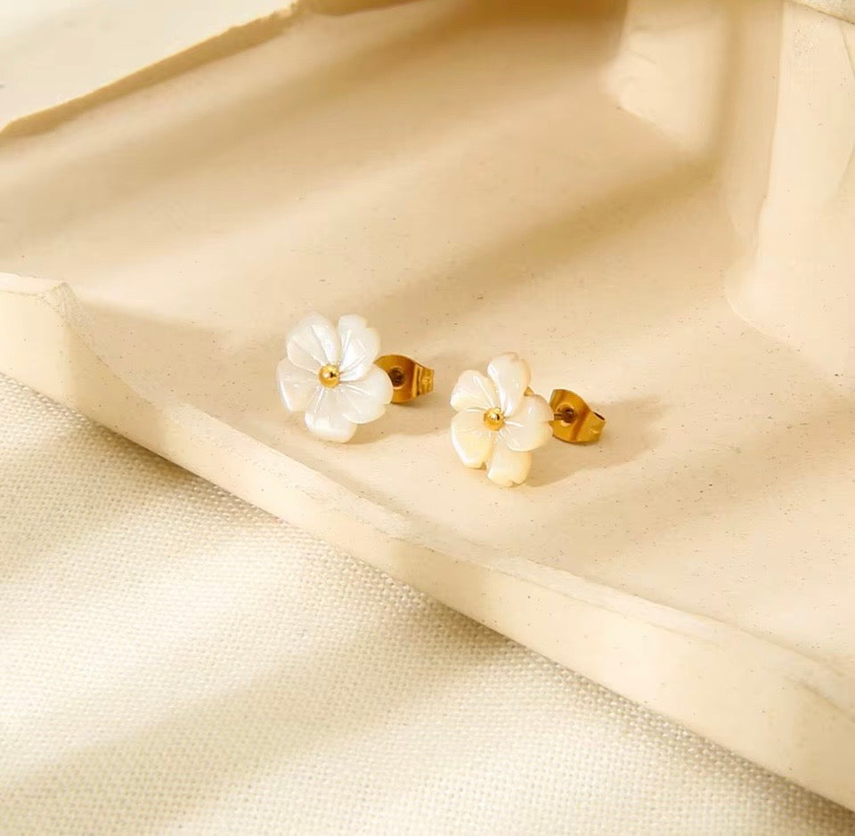 FLOWER SHELL AND 18k GOLD BEAD NECKLACE